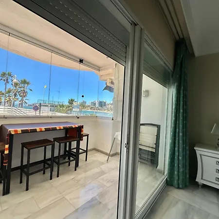Frente A La Playa Con Piscina Y Terraza En Puerto Marina Lejlighed *